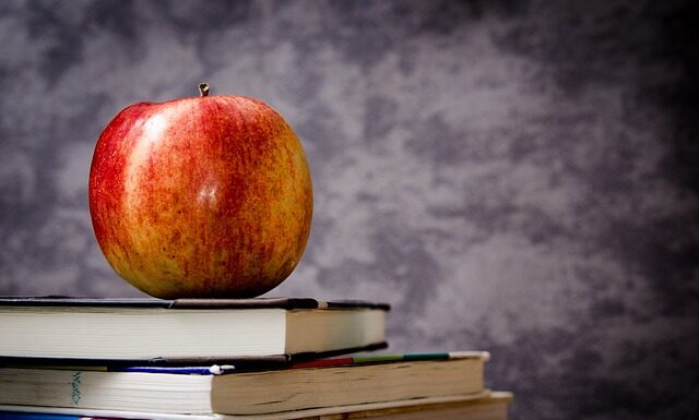 Czy klasa może implementować kilka interfejsów?